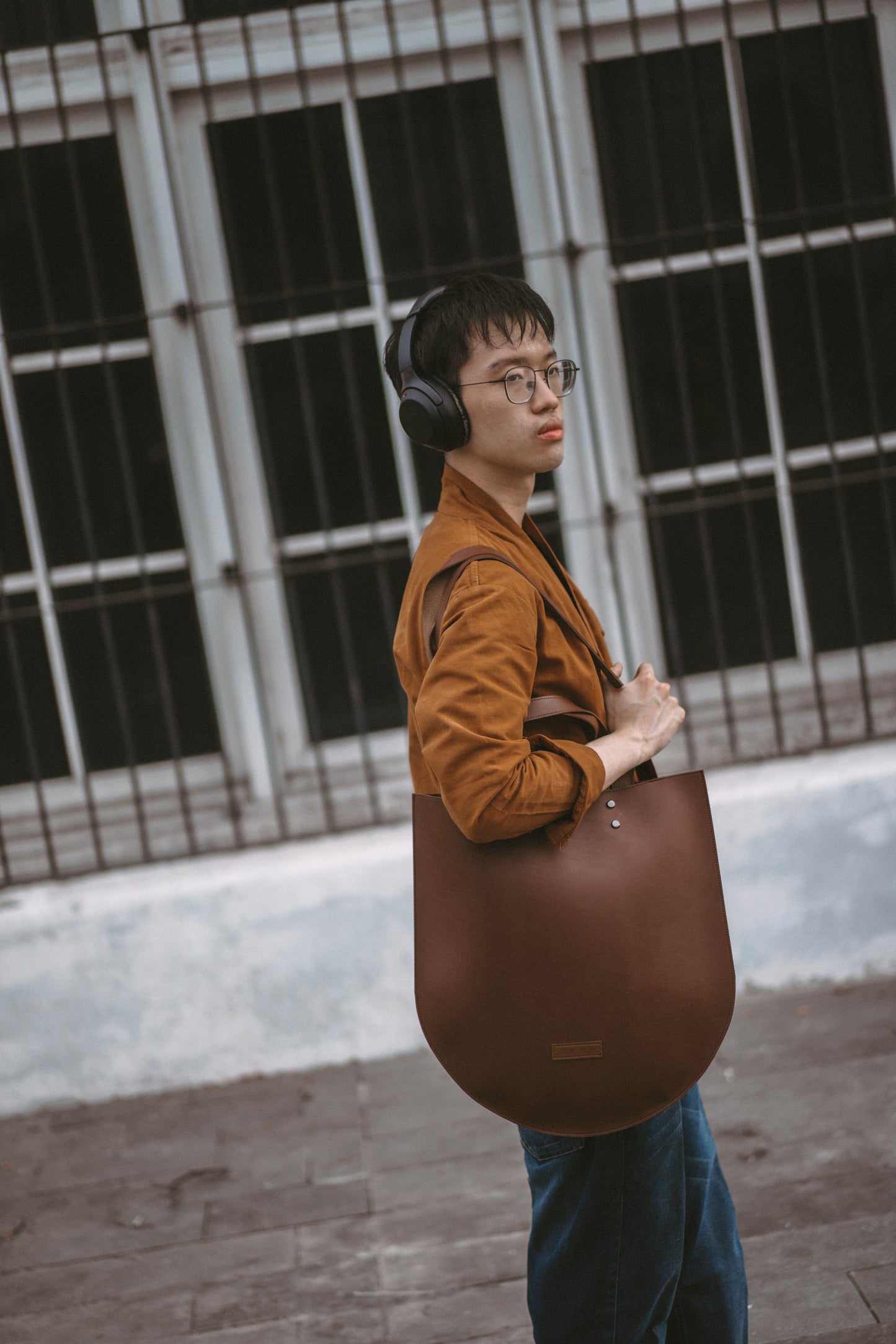 Curved Tote: Latte